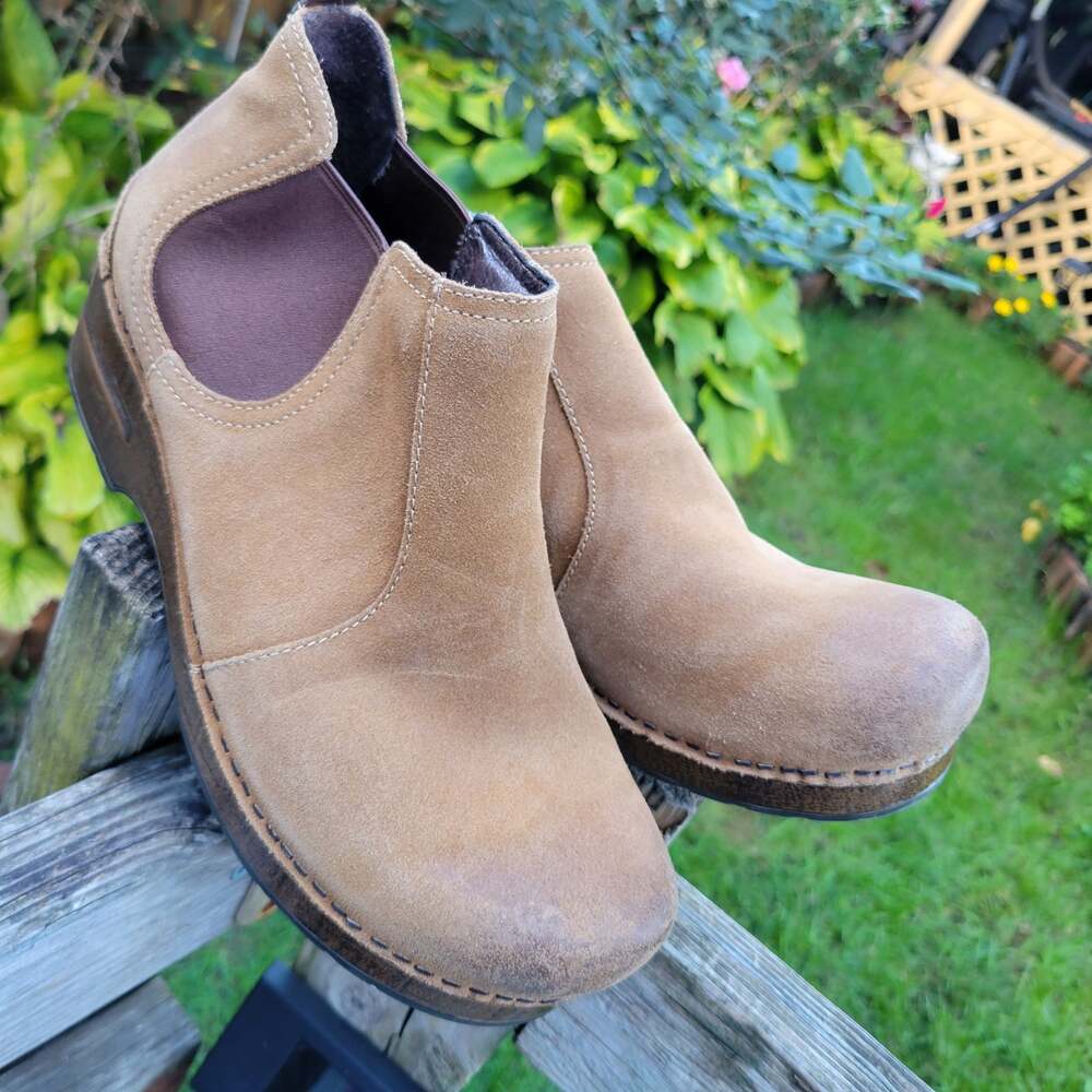 Stylish Dansko Frankie Chelsea Burnished Honey Brown Suede Clog Boots EU 40